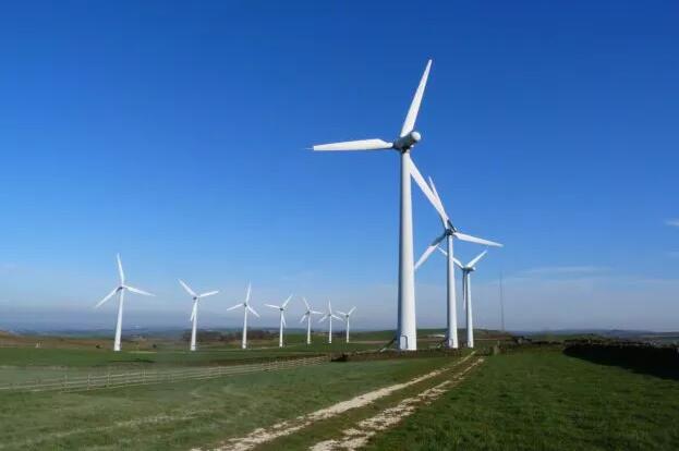 　　風(fēng)力發(fā)電為歐洲炙手可熱的能源選項，根據(jù)英國研究，即使全球平均溫度比工業(yè)化前高攝氏1.5度，英國與北歐風(fēng)力發(fā)電地位仍依然屹立不搖，風(fēng)能效率甚至可進(jìn)一步提高。

　　
　　為了評估溫度變化對歐洲風(fēng)力發(fā)電效率影響，英國南極調(diào)查局（BAS）、牛津大學(xué)和布里斯托大學(xué)的研究員收集282組陸上風(fēng)機2005年至2015年資料，并結(jié)合Half A Degree Additional Warming（HAPPI）的氣候數(shù)據(jù)，希望可以得出較工業(yè)化前升溫攝氏1.5度的影響