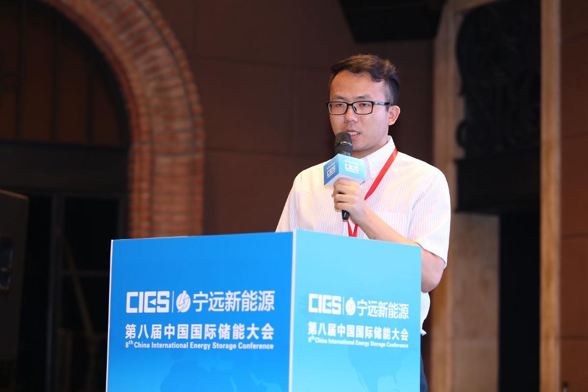 
	中國(guó)儲(chǔ)能網(wǎng)訊：5月19日至21日，“第八屆中國(guó)國(guó)際儲(chǔ)能大會(huì)”在深圳隆重召開， 來自中國(guó)、美國(guó)、德國(guó)、英國(guó)、加拿大、西班牙、日本、韓國(guó)、澳大利亞等國(guó)和地區(qū)1500余位政府機(jī)構(gòu)、科研院所、行業(yè)組織、電力公司、新能源項(xiàng)目單位、系統(tǒng)集成商等代表出席本次大會(huì)。


	來自華北電力大學(xué)能源互聯(lián)網(wǎng)研究中心的許儒航在“能源互聯(lián)網(wǎng)與多能互補(bǔ)專場(chǎng)”，發(fā)表了題為“綜合能源系統(tǒng)的核心商業(yè)模式”的精彩演講