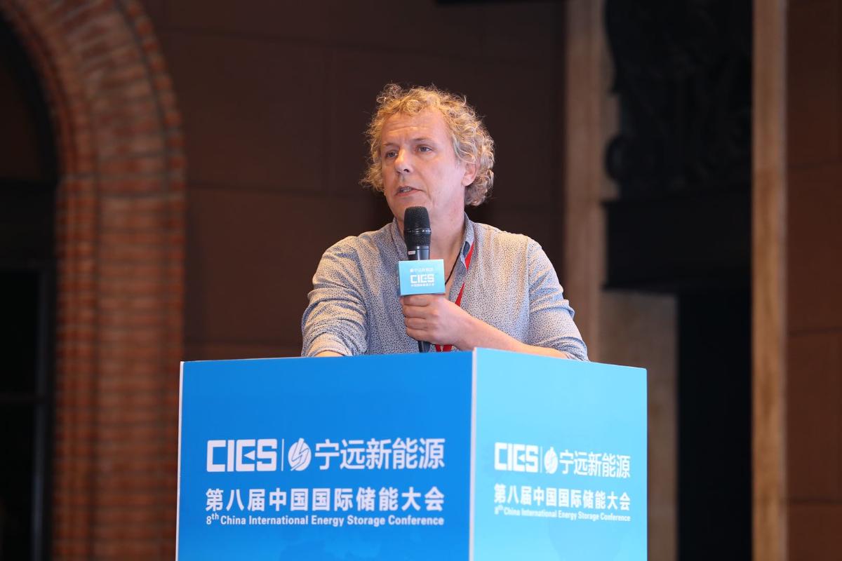 
	中國(guó)儲(chǔ)能網(wǎng)訊：5月19日至21日，“第八屆中國(guó)國(guó)際儲(chǔ)能大會(huì)”在深圳隆重召開， 來自中國(guó)、美國(guó)、德國(guó)、英國(guó)、加拿大、西班牙、日本、韓國(guó)、澳大利亞等國(guó)和地區(qū)1500余位政府機(jī)構(gòu)、科研院所、行業(yè)組織、電力公司、新能源項(xiàng)目單位、系統(tǒng)集成商等代表出席本次大會(huì)。


	神華集團(tuán)北京低碳清潔能源研究所分布式平臺(tái)負(fù)責(zé)人John Lemmon博士在“能源互聯(lián)網(wǎng)與多能互補(bǔ)專場(chǎng)”，發(fā)表了題為“能源互聯(lián)網(wǎng)—實(shí)現(xiàn)零碳排放可持續(xù)性的多能源方法”的精彩演講