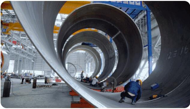  　　近日，隨著最后一環(huán)管樁對接完成，由分公司機電工程處制作的莆田平海灣風(fēng)電二期工程單樁成功制成，僅歷時100天！
 
　　此單樁直徑6米至7.3米錐度過渡，長77米，板厚達(dá)75毫米，重約930噸，是個名副其實的“龐然大物”。該單樁為目前國內(nèi)樁徑最大單樁，也是局首次制作此類單樁