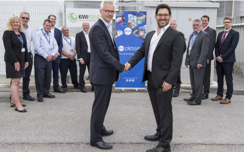 
	中國儲能網(wǎng)訊：日前英國需求響應聚合商Kiwi Power公司在英國普利茅斯的一個制造基地完成了其最新的用戶側(cè)電池儲能系統(tǒng)的安裝，而該公司一直在商業(yè)和工業(yè)（C＆I）行業(yè)部署類似項目。


	


	Plessey公司首席財務官Iain Silvester（左）與Kiwi Power公司首席執(zhí)行官Yoav Zingher日前出席電池儲能系統(tǒng)發(fā)布儀式