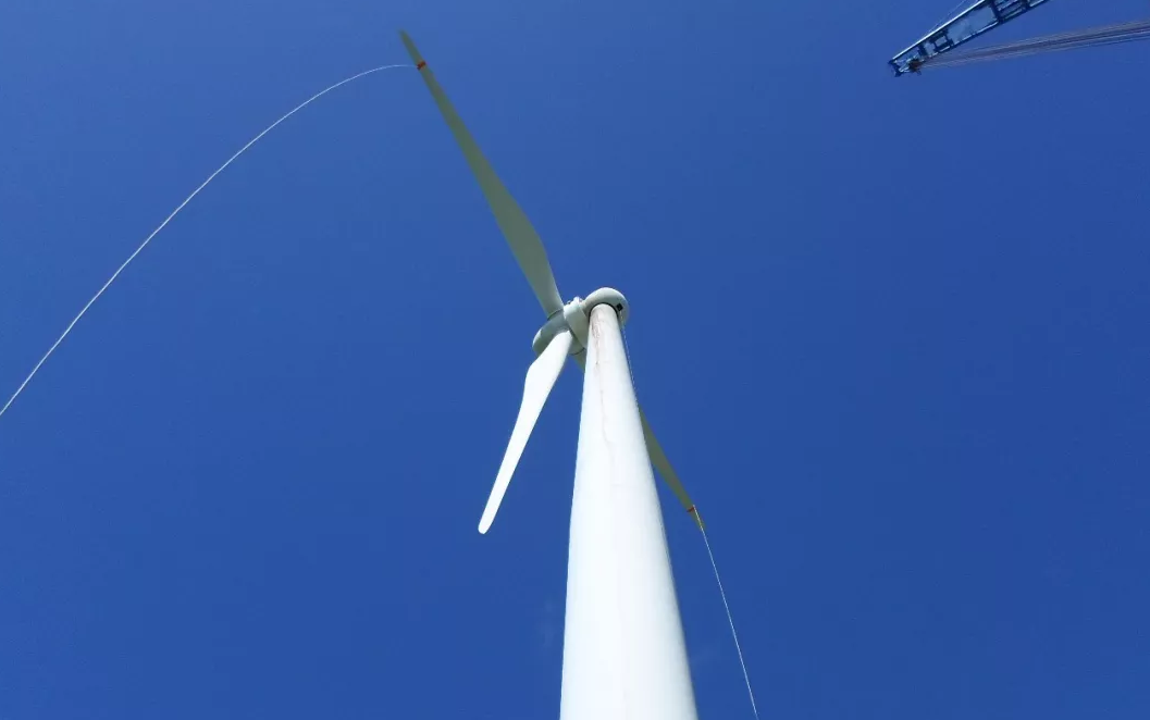                        近日，位于巴西東北沿海的帕拉伊巴州Mataraca項(xiàng)目完成了首臺金風(fēng)發(fā)電機(jī)更換原故障發(fā)電機(jī)工作，并成功并網(wǎng)發(fā)電，成為新疆金風(fēng)科技股份有限公司（下稱“金風(fēng)科技”）在巴西市場的歷史性時刻。  自2016年8月正式進(jìn)入巴西市場以來，作為國際化的清潔能源與節(jié)能環(huán)保整體解決方案提供商，金風(fēng)科技憑借其在風(fēng)電領(lǐng)域近20年的精耕細(xì)作及擁有超兩萬臺直驅(qū)機(jī)組的優(yōu)異運(yùn)行經(jīng)驗(yàn)和迭代優(yōu)化設(shè)計經(jīng)驗(yàn)，依托先進(jìn)的直驅(qū)永磁技術(shù)、產(chǎn)品及多年的風(fēng)電開發(fā)、建設(shè)、運(yùn)行維護(hù)的經(jīng)驗(yàn)優(yōu)勢