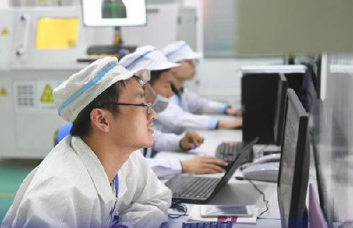 
	中國(guó)儲(chǔ)能網(wǎng)訊：外媒稱(chēng)，中國(guó)企業(yè)正在席卷純電動(dòng)汽車(chē)（EV）電池市場(chǎng)。寧德時(shí)代新能源科技（CATL）在成立后的第7年成為全球最大車(chē)載電池生產(chǎn)商