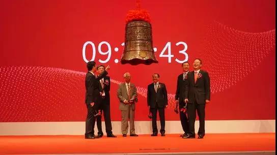 
	中國(guó)儲(chǔ)能網(wǎng)訊：6月11日，寧德時(shí)代新能源科技股份有限公司（簡(jiǎn)稱(chēng)“寧德時(shí)代”）在深圳證券交易所掛牌上市。公司股票簡(jiǎn)稱(chēng)“寧德時(shí)代”，證券代碼“300750”