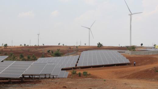 　　日前據(jù)悉，印度的一個2.5GW混合風(fēng)力發(fā)電和太陽能發(fā)電招標(biāo)方案指出，支持開發(fā)商部署儲能設(shè)施以幫助這些項(xiàng)目的電力輸出。

　　
　　通過透明招標(biāo)程序分配的計劃產(chǎn)能被印度咨詢機(jī)構(gòu)Bridge to India公司評為是印度在能源應(yīng)用中邁出的“正確的一步”