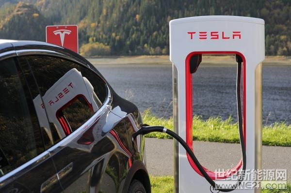  近兩年，北汽、力帆、時空電動分別在不同的領域采用不同的方式證明，以車企為主導的換電運營模式，在限定領域內可以做得很好。北汽的換電模式是底盤換電，主要應用在出租車上；時空是側方換電，主要運用在網約車、出租車、物流車上；力帆采用的分箱換電模式，主要用在分時租賃車上