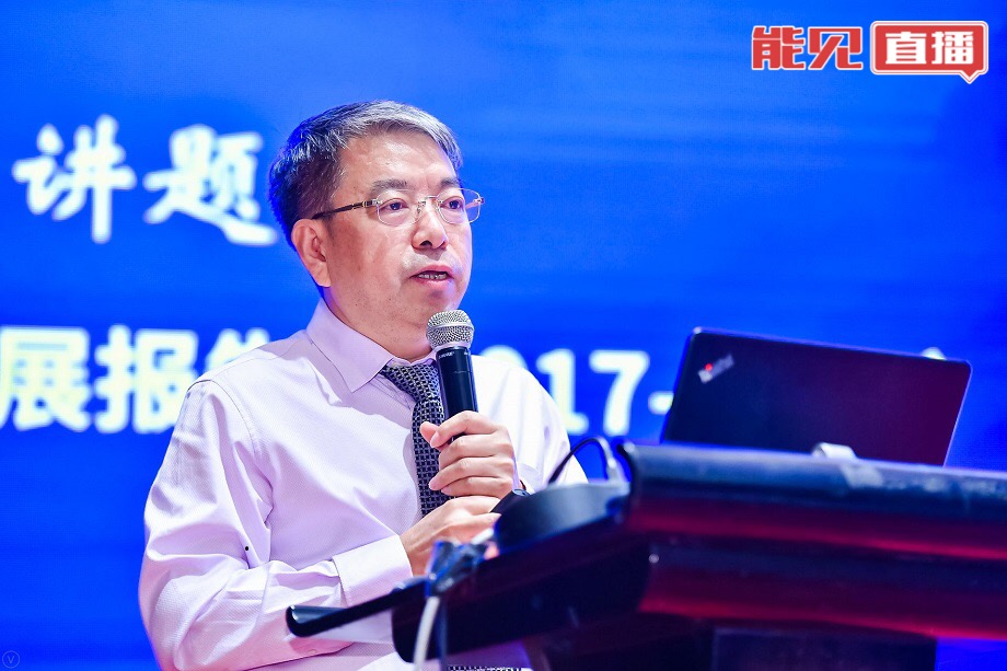                        由中國農(nóng)業(yè)機(jī)械工業(yè)協(xié)會風(fēng)力機(jī)械分會主辦的“第五屆中國風(fēng)電后市場專題研討會”，于2018年6月13-14日在上海市召開，能見App作為戰(zhàn)略合作媒體全程直播本次大會。中國農(nóng)機(jī)工業(yè)協(xié)會風(fēng)力機(jī)械分會秘書長祁和生出席“第五屆中國風(fēng)電后市場專題研討會”，在風(fēng)電后市場發(fā)展綜述環(huán)節(jié)分享“中國風(fēng)電產(chǎn)業(yè)發(fā)展報告（2017-2018）”祁和生秘書長指出，分散式風(fēng)電、海上風(fēng)電是未來三年風(fēng)電行業(yè)發(fā)展的主要方向 