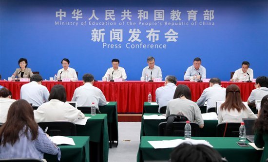 
                    
	  教育部近日印發(fā)了《高等學(xué)校人工智能創(chuàng)新行動計劃》，提出中國高校要分“三步走”，2030年成為世界人工智能創(chuàng)新中心的人才基地和核心力量。艾賓浩斯智能教育結(jié)合教育部“三步走”戰(zhàn)略，打造K12全科目智能教育課程體系，推動高校智能教育的發(fā)展，加速人工智能先發(fā)優(yōu)勢