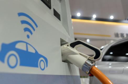 
	中國(guó)儲(chǔ)能網(wǎng)訊：不少汽車(chē)生產(chǎn)廠家由于技術(shù)不自主，電池、電機(jī)等核心部件主要依靠購(gòu)買(mǎi)獲得，為了降低成本，常采用較為廉價(jià)的零部件，導(dǎo)致車(chē)輛綜合品質(zhì)不高。這些廠家涉足新能源領(lǐng)域主要是為了取得國(guó)家相關(guān)補(bǔ)貼，對(duì)車(chē)輛的性能、技術(shù)、安全等重要問(wèn)題并沒(méi)有真正投入精力