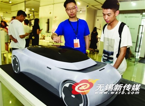 
                    
	 


	6月12日，江南大學舉行設計學院2018屆本科畢業(yè)設計“社會愿景”作品展（第二批）。圖為參觀者在觀看一款概念車的設計作品