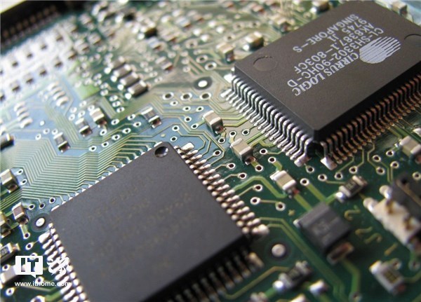 
                    
	6月14日消息 臺灣媒體《電子時報》援引自美國半導(dǎo)體行業(yè)協(xié)會（SIA）數(shù)據(jù)報道稱，2018年4月全球半導(dǎo)體銷售額達(dá)376億美元，較去年的總計313億美元同比增長20.2%，比上月的371億美元增長1.4%。


	


	 


	


	從地區(qū)角度來看，美洲地區(qū)（34.1%），中國（22.1%），歐洲（21.4%），日本（14.6%）和亞太地區(qū)及其他地區(qū)（10.2%）的銷售額都出現(xiàn)了同比增長