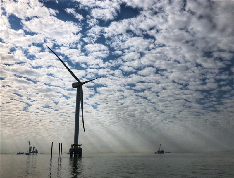  　　與光伏發(fā)電的火熱不同，近年來，我國風(fēng)電建設(shè)速度不斷下滑，2017年風(fēng)電新增裝機(jī)容量更是創(chuàng)下近5年新低。與此同時，我國海上風(fēng)電卻異軍突起，裝機(jī)規(guī)模連續(xù)5年快速增長，已躍居全球第三