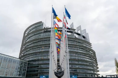 　　根據(jù)《巴黎協(xié)定》，到2030年，我國的非化石能源占一次能源消費(fèi)比重的目標(biāo)為20%。那么在歐洲，目標(biāo)是多少呢?
　　
　　日前，歐盟委員會(huì)、歐洲議會(huì)、歐盟理事會(huì)簽署協(xié)議，將2030年歐盟可再生能源占能源消費(fèi)比例的目標(biāo)定在了32%，這介于之前歐洲議會(huì)提出的35%和歐盟理事會(huì)提出的27%之間