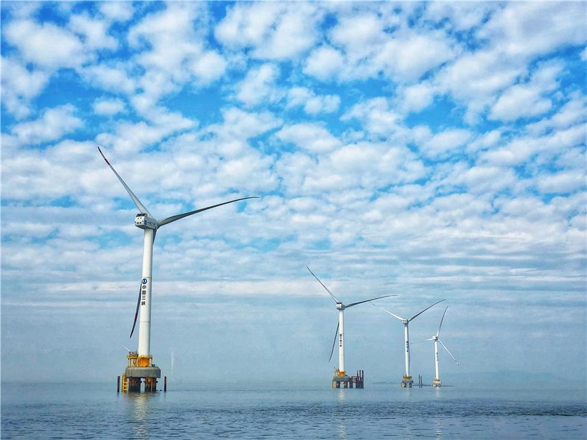                        與光伏發(fā)電的火熱不同，近年來，我國風(fēng)電建設(shè)速度不斷下滑，2017年風(fēng)電新增裝機(jī)容量更是創(chuàng)下近5年新低。與此同時(shí)，我國海上風(fēng)電卻異軍突起，裝機(jī)規(guī)模連續(xù)5年快速增長，已躍居全球第三