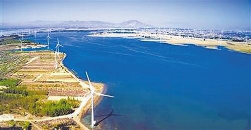 　截至2017年底，國家電網冀北電力有限公司（冀北電網）風電利用小時數達到2265小時，高于國家電網平均水平345小時，在風力資源豐富的“三北”地區(qū)位居首位；光伏利用小時數1448小時，高于國家電網平均水平305小時；全網棄電量、棄電率實現“雙降”目標。面對我國新能源消納難的現狀，取得這樣優(yōu)異的成績并不容易——這得益于新能源場站全景監(jiān)視創(chuàng)新技術的應用