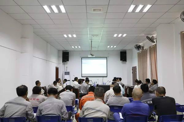 　　為貫徹落實(shí)集團(tuán)公司安全生產(chǎn)管理主體責(zé)任，加強(qiáng)公司安全生產(chǎn)工作，推進(jìn)安全生產(chǎn)標(biāo)準(zhǔn)化建設(shè)，6月21日，經(jīng)人力部溝通協(xié)調(diào)，特邀請(qǐng)漳州海德威培訓(xùn)機(jī)構(gòu)來(lái)司開展2018年安全生產(chǎn)管理人員取證、復(fù)審培訓(xùn)工作。參加培訓(xùn)的學(xué)員有中層及助理以上人員、生產(chǎn)經(jīng)營(yíng)單位主要負(fù)責(zé)人及安全管理人員共50名，其中初訓(xùn)取證的人員7名、換證人員5名、復(fù)訓(xùn)取證的人員38名