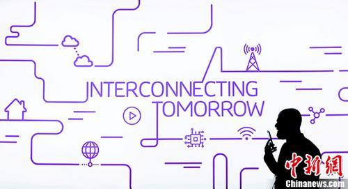 
                    
	 


	


	當(dāng)?shù)貢r(shí)間2月28日，巴塞羅那世界移動(dòng)通信大會(huì)現(xiàn)場(chǎng)。


	


	北京晨報(bào)訊(記者 焦立坤)隨著第一版標(biāo)準(zhǔn)水落石出，5G從標(biāo)準(zhǔn)化切入商用頻道