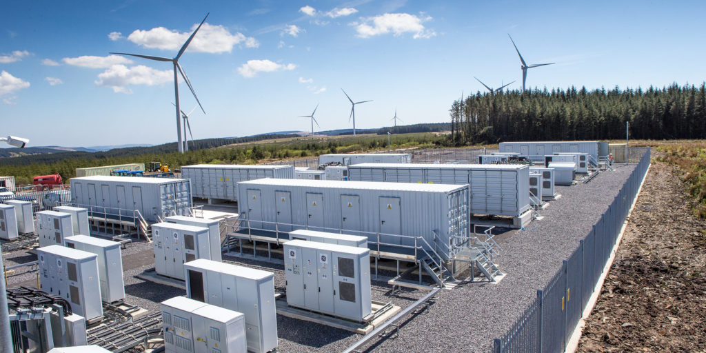 
	中國(guó)儲(chǔ)能網(wǎng)訊：Belectric在英國(guó)和德國(guó)的三座大型二手儲(chǔ)能工廠最近投入運(yùn)營(yíng)。這些儲(chǔ)能系統(tǒng)的總?cè)萘砍^(guò)40兆瓦，將用于提供諸如初級(jí)控制電源等電網(wǎng)服務(wù)