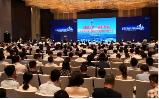 　　6月14日-15日，由中國(guó)循環(huán)經(jīng)濟(jì)協(xié)會(huì)可再生能源專業(yè)委員會(huì)、中國(guó)可再生能源學(xué)會(huì)風(fēng)能專業(yè)委員會(huì)、中國(guó)能源研究會(huì)可再生能源專業(yè)委員會(huì)、中國(guó)海洋工程咨詢協(xié)會(huì)海上風(fēng)電分會(huì)聯(lián)合主辦的2018海上領(lǐng) 袖峰會(huì)在福建隆重召開，聯(lián)合國(guó)內(nèi)外政府部門、開發(fā)商與整機(jī)企業(yè)以更廣闊和更有前瞻性的視角研判全球海上風(fēng)電發(fā)展前景，多維度探討海上風(fēng)電發(fā)展所面臨的機(jī)遇和挑戰(zhàn)。

　　政策激活 助推海上風(fēng)電加速發(fā)展
　　峰會(huì)現(xiàn)場(chǎng)，相關(guān)政府部門領(lǐng)導(dǎo)圍繞金融扶持政策針對(duì)海上風(fēng)電發(fā)展前景展開探討