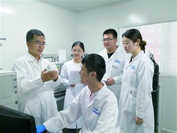 
	中國(guó)儲(chǔ)能網(wǎng)訊：2017年度市科技獎(jiǎng)最高獎(jiǎng)空缺，自然科學(xué)獎(jiǎng)的分量就顯得格外沉甸甸。在兩項(xiàng)自然科學(xué)一等獎(jiǎng)中，“新能源電池關(guān)鍵材料體系的應(yīng)用基礎(chǔ)研究”由中科院青島生物能源與過(guò)程研究所完成