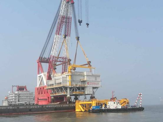                        經(jīng)過數(shù)天連續(xù)奮戰(zhàn)，樂亭菩提島海上風電場海上升壓平臺上部組塊于近日順利完成安裝。  海上升壓平臺作為海上風電場的“心臟”，是風電場最重要組成部分，上部組塊又是海上升壓平臺的重要組成部分