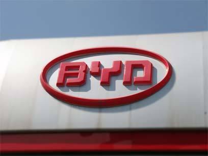 
	中國(guó)儲(chǔ)能網(wǎng)訊：6月27日，比亞迪在青海西寧舉行全球規(guī)模最大動(dòng)力電池工廠的下線儀式。


	



	據(jù)了解，比亞迪青海南川動(dòng)力電池工廠計(jì)劃全部生產(chǎn)三元電池，建設(shè)的一期6Gwh動(dòng)力電池生產(chǎn)項(xiàng)目投產(chǎn)下線，計(jì)劃2019年實(shí)現(xiàn)全部投產(chǎn)，屆時(shí)年產(chǎn)能可達(dá)24GWh，將是全球規(guī)模最大的動(dòng)力電池工廠，相當(dāng)于可滿足120萬(wàn)臺(tái)比亞迪唐（插電混合動(dòng)力版本）的電池需求