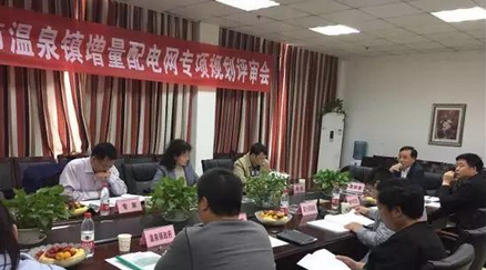 
	中國儲能網(wǎng)訊：河南省汝州溫泉鎮(zhèn)是河南省級特色中心鎮(zhèn)，汝州市市城副中心，城鎮(zhèn)以智慧城市為引領(lǐng)，以生態(tài)環(huán)境為依托，致力于打造智慧融合、綠色宜居的現(xiàn)代化強鎮(zhèn)。城鎮(zhèn)規(guī)劃區(qū)面積約10.3平方公里，常駐人口5萬余人，隨著溫泉鎮(zhèn)招商引資強度不斷加大，近年來，溫泉鎮(zhèn)電力負荷以年均20%以上的速度高速增長，現(xiàn)有供電設(shè)施無法與城鎮(zhèn)發(fā)展相匹配，供電可靠率、綜合電壓合格率等關(guān)鍵指標也逐漸無法滿足用戶需求