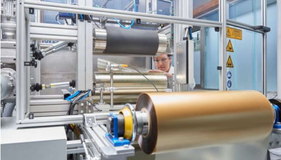 
	中國儲能網(wǎng)訊：西門子公司日前已經(jīng)開通了一個新的設(shè)施，用于研究將電力轉(zhuǎn)化為氫氣，然后再轉(zhuǎn)化為氨氣，并將其儲存的能量再轉(zhuǎn)換成電力。



	 


	在需要大規(guī)模儲能的地方，氨氣可以發(fā)揮重要作用 


	德國工業(yè)巨頭西門子公司正在研究使用氨氣作為儲存和運(yùn)輸氫氣的方法，并應(yīng)用在可再生能源的能源系統(tǒng)中