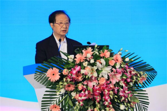 
			              

中國電動汽車百人會理事長陳清泰致辭 電池中國網(wǎng) 圖
國內(nèi)的動力電池產(chǎn)業(yè)，正面臨著一半是海水、一半是火焰的局面。
6月27日，青海省西寧市，在中國(青海)鋰產(chǎn)業(yè)與動力電池國際高峰論壇上，中國電動汽車百人會理事長陳清泰指出，國內(nèi)動力電池正在快速地量質(zhì)同升，國際競爭力與日俱增;同時，伴隨著激烈的競爭，近兩年，國內(nèi)動力電池配套企業(yè)已有1/3淘汰出局