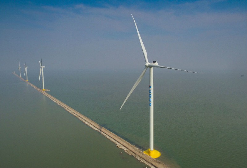 　　6月27日9時，由中國電建集團(tuán)所屬新能源公司投資,北京院、上海院、天津港航聯(lián)營體設(shè)計、施工的天津南港海上風(fēng)電項目按期并網(wǎng)發(fā)電。

　　天津南港海上風(fēng)電場一期工程是天津市“十三五”重點項目，首批安裝18臺單機(jī)容量5MW的風(fēng)電機(jī)組，裝機(jī)容量90MW，風(fēng)電場內(nèi)新建1座110kV升壓站，輸電線路接入南港工業(yè)區(qū)內(nèi)騰飛路電站，最終在京津冀魯電網(wǎng)進(jìn)行消納