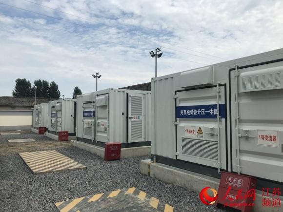 
	中國儲能網(wǎng)訊：6月21日，第一個儲能電站——鎮(zhèn)江丹陽建山儲能電站正式并網(wǎng)運(yùn)行


	



	通過這些蓄電池艙，可在晚間用電低谷時進(jìn)行儲能，再在用電高峰時段釋放


	


	人民網(wǎng)南京6月27日電 （記者朱殿平）昨天上午，南京市氣象臺發(fā)布了入夏后首個高溫黃色預(yù)警。與氣溫一起攀升的，還有用電負(fù)荷