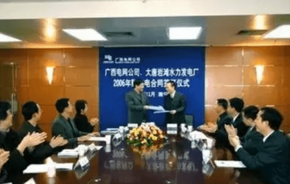 
	中國儲能網(wǎng)訊：2015年3月15日，中共中央、國務(wù)院印發(fā)《關(guān)于進(jìn)一步深化電力體制改革的若干意見》(中發(fā)〔2015〕9號) ( 以下簡稱中發(fā)9號文件)  ，以此為標(biāo)志，新一輪電力體制改革正式啟動。隨著改革政策逐步落地，電力市場法律主體更加多元，電網(wǎng)企業(yè)的法律定位和經(jīng)營模式發(fā)生重大變化，與其他市場主體法律關(guān)系發(fā)生重大調(diào)整，新型的法律問題也將逐步顯現(xiàn)，在計劃經(jīng)濟(jì)體制下構(gòu)建的電力法體系已經(jīng)滯后于改革實踐，對改革后出現(xiàn)的上述具體問題的解決方案暫時“缺位”
