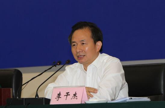 　　2018年6月8日上午，生態(tài)環(huán)境部召開2018—2019年打贏藍(lán)天保衛(wèi)戰(zhàn)重點區(qū)域強(qiáng)化督查啟動視頻會。部黨組書記、部長李干杰出席會議并講話