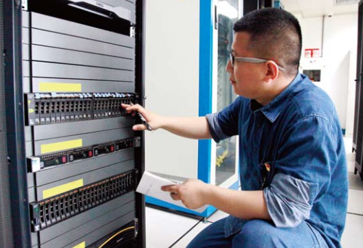 　　運(yùn)行中央集控室是珞璜電廠最繁忙的地方。在這里，每秒鐘都有數(shù)據(jù)從遍布全廠的 30多萬個實時監(jiān)控測點傳輸過來