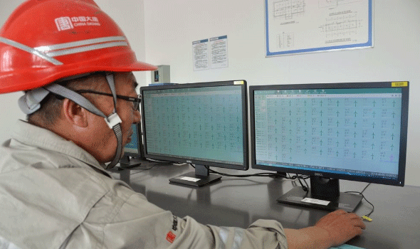 座落在紅寺堡弘德工業(yè)園區(qū)的寧夏大唐國際紅寺堡新能源有限責(zé)任公司，主要負(fù)責(zé)吳忠市紅寺堡區(qū)風(fēng)力、光伏項目的開發(fā)建設(shè)和運(yùn)行管理。
6月5日，午飯時間，位于紅寺堡區(qū)新莊集鄉(xiāng)的大唐集團(tuán)公司寧夏分公司新能源事業(yè)部紅寺堡場站樓內(nèi)寂靜無聲，沒有往日飯點的言語嘈雜