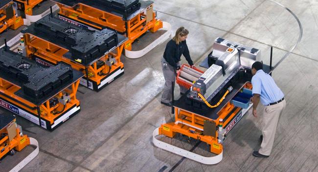 
	中國儲能網(wǎng)：《日本經(jīng)濟(jì)新聞》6月28日報(bào)道稱，比亞迪(BYD)6月27日宣布，在青海省西寧市啟動了車載鋰離子電池新工廠。該公司向包括鋰原料在內(nèi)的電池領(lǐng)域投入190億元，到2020年將車載電池的年產(chǎn)能提高至目前的近4倍