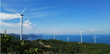  　　中廣核新能源受托管理的上川島風(fēng)電場是中國廣核集團(tuán)在華南地區(qū)投資建設(shè)的第一個風(fēng)電項目，總建設(shè)容量8.5萬千瓦，分兩期建設(shè)，共計安裝100臺丹麥VESTAS廠家生產(chǎn)的V52型風(fēng)機(jī)，于2010年9月9日全容量并網(wǎng)發(fā)電。

據(jù)測算，上川島風(fēng)場每年將向南方電網(wǎng)輸送2億千瓦時的清潔電能，每年可減少二氧化碳排放13.75萬噸，對改善江門地區(qū)特別是臺山市能源結(jié)構(gòu)，促進(jìn)節(jié)能減排，提高電力保障水平，保護(hù)生態(tài)環(huán)境和推動經(jīng)濟(jì)可持續(xù)發(fā)展具有重大意義
