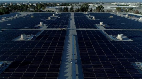 
	中國儲能網(wǎng)訊：本田公司在美國的分公司將繼續(xù)為其加利福尼亞設(shè)施大力推廣分布式能源，最近在加利福尼亞州奇諾（Chino）的配件分銷中心完成了直流微電網(wǎng)的建設(shè)和部署，并在其位于托蘭斯（Torrance）園區(qū)內(nèi)建設(shè)了一個容量為2兆瓦太陽能發(fā)電廠。


	據(jù)本田公司介紹，就電氣負(fù)載和建設(shè)空間而言，所建設(shè)的奇諾微電網(wǎng)項(xiàng)目是北美地區(qū)最大商業(yè)規(guī)模直流微電網(wǎng)