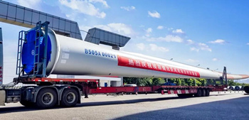                                         
	　　6月27日，東方電氣風(fēng)電有限公司（簡稱東方風(fēng)電）在天津基地舉行埃塞俄比亞阿伊薩II期項(xiàng)目發(fā)運(yùn)儀式，由東方風(fēng)電提供的DF103-2500型直驅(qū)風(fēng)力發(fā)電機(jī)組以及配套的DEW-B505A-2500型葉片穿著DEC的盛裝，即將出發(fā)前往埃塞俄比亞，執(zhí)行清潔能源輸送使命。

	

	　　在國家 “一帶一路”倡議下，作為“兩優(yōu)”貸款項(xiàng)目，阿伊薩II期風(fēng)電EPC總包項(xiàng)目最終落地，東方國際