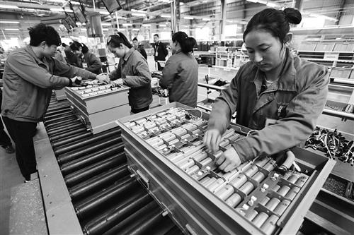 
	中國儲能網(wǎng)訊：沃特瑪?shù)馁Y金鏈相對來說非常緊張，它現(xiàn)在依賴的就是外部資金的驅(qū)動，需要不斷開拓外部的投資機(jī)構(gòu)包括開發(fā)銀行等融資渠道的資金。



	新能源產(chǎn)業(yè)發(fā)展正為動力電池企業(yè)帶來政策和市場紅利，一度，寧德時代、比亞迪、沃特瑪都是業(yè)績推崇的代表企業(yè)