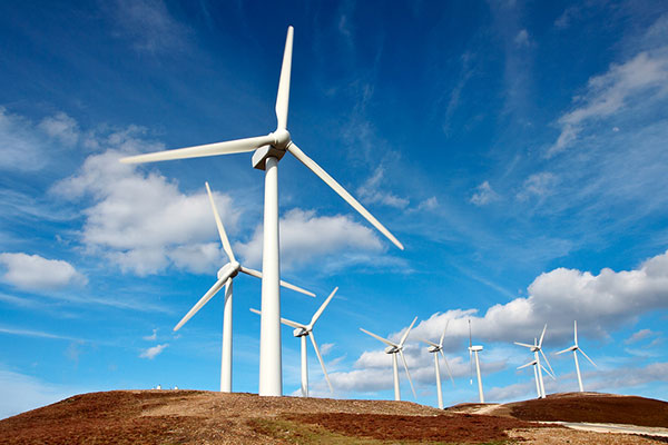                                         
	　　據(jù)埃及媒體Ahramonline報(bào)道稱，斥資6.25億美元投建的埃及最大風(fēng)力發(fā)電場落成，即將全面投產(chǎn)。

	

	　　據(jù)介紹，該風(fēng)電場總裝機(jī)容量為580兆瓦(MW)，建成成本為120億埃鎊(6.25億美元)，位于紅海省Gabal El-Zeit地區(qū)，共配有300臺(tái)風(fēng)力渦輪機(jī)，這也是世界上大型風(fēng)電場之一