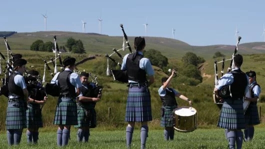 　　之前在水資源上引發(fā)大量爭(zhēng)議的雀巢公司，剛剛宣布了其在蘇格蘭新建的包含 9 臺(tái)渦輪機(jī)組的風(fēng)力發(fā)電廠。 作為該公司可再生能源努力的一部分，這 9 臺(tái)風(fēng)力發(fā)電機(jī)產(chǎn)生的電量，足以攤平其在英國 / 愛爾蘭地區(qū)工廠、倉庫和辦公大樓的半數(shù)能源消耗