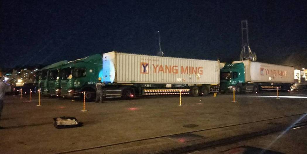 　　據(jù)臺(tái)灣《聯(lián)合新聞網(wǎng)》7月4日?qǐng)?bào)道，當(dāng)天凌晨臺(tái)灣龍門核能發(fā)電站（“核四”）的核燃料棒被運(yùn)離廠區(qū)，預(yù)計(jì)將運(yùn)往美國出售。根據(jù)臺(tái)電的后續(xù)計(jì)劃，從未投入運(yùn)行的“核四”廠將會(huì)被拆除反應(yīng)堆后轉(zhuǎn)型火力發(fā)電