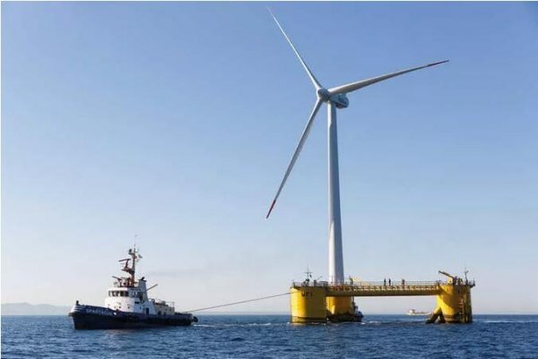                                         
	　　近日，世界上第一個(gè)商業(yè)化漂浮式海上風(fēng)場(chǎng)----Hywind，安裝了一套1MW容量的電池系統(tǒng)，這也是全球首個(gè)真正意義上為海上風(fēng)電場(chǎng)配套設(shè)置的電池儲(chǔ)能系統(tǒng)。

	

	　　英國Hywind漂浮式海上風(fēng)場(chǎng)總裝機(jī)30MW，安裝了5臺(tái)6MW風(fēng)機(jī)，風(fēng)場(chǎng)通過33kV電纜連接到蘇格蘭Peterhead陸上變電站，這套電池儲(chǔ)能系統(tǒng)正是安裝于此