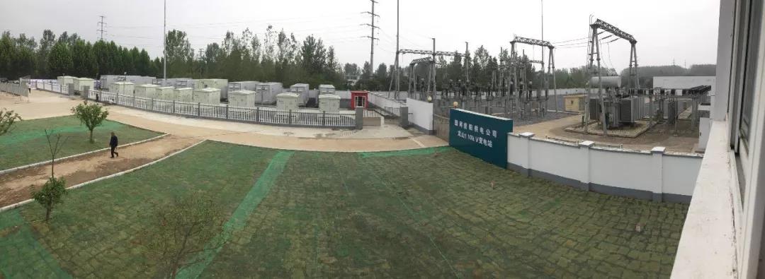 
	中國(guó)儲(chǔ)能網(wǎng)訊：7月4日，由國(guó)家電網(wǎng)公司部署、國(guó)網(wǎng)河南電力公司組織、平高集團(tuán)有限公司投資建設(shè)、南都電源提供成套預(yù)裝式儲(chǔ)能設(shè)備的河南電網(wǎng)100兆瓦電池儲(chǔ)能示范工程——9.6MW信陽(yáng)龍山110KV變電站電池儲(chǔ)能示范工程并網(wǎng)成功，并通過(guò)正式驗(yàn)收。



	該項(xiàng)目是電網(wǎng)公司投資運(yùn)營(yíng)的分布式儲(chǔ)能電站，南都電源為儲(chǔ)能成套設(shè)備的承建單位