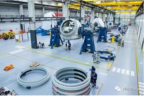 　　WindDaily獲悉，GE近日宣布將投資4600萬(wàn)歐元（合3.59億人民幣）升級(jí)其生產(chǎn)12MW海上風(fēng)機(jī)的法國(guó)圣納澤爾工廠。GE為了搶全球海上風(fēng)電市場(chǎng)先機(jī)，也是舍得下本