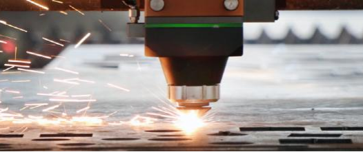 
                    
	激光切割技術(shù)具有加工可控、高效率、高質(zhì)量的特點(diǎn)，在工業(yè)加工上有著非常廣闊的應(yīng)用，如汽車工業(yè)、紡織機(jī)械、鈑金加工等。激光切割可分為激光汽化切割、激光熔化切割、激光氧氣切割和激光劃片與控制斷裂四類