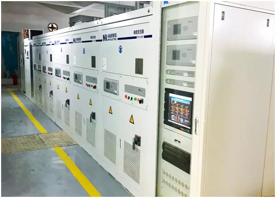 
	中國儲能網(wǎng)訊：南瑞繼保承擔(dān)的萬科智慧小區(qū)柔性配網(wǎng)項目于2018年6月成功開啟示范運行。



	該項目用于配套徐州城區(qū)萬科北宸天地智慧小區(qū)建設(shè)，實現(xiàn)了含保安電源段的5段低壓400V母線柔性互聯(lián)，形成多電源的合環(huán)運行：既可以靈活控制系統(tǒng)潮流，又可以提供直流母線方便分布式光伏、儲能系統(tǒng)、直流充電樁接入，形成直流光/儲/充一體化系統(tǒng)，在滿足電動汽車“快充”需求的同時，又給交流系統(tǒng)提供支撐，提升配網(wǎng)可靠性和穩(wěn)定性，可謂一舉多得