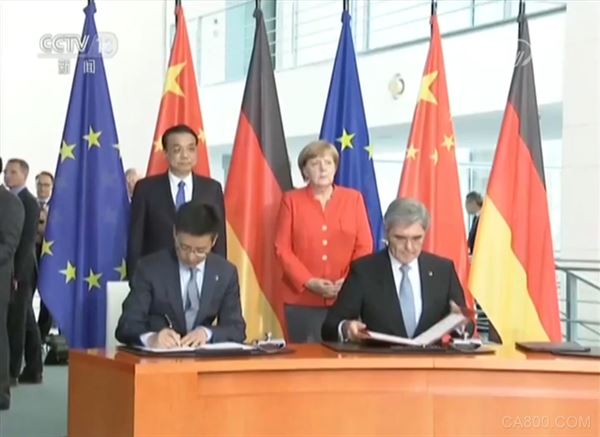 
                    
	7月9日晚，在兩國領導人的見證下，中、德的代表企業(yè)西門子和阿里云簽署了備忘錄，將攜手共同推進中國工業(yè)互聯(lián)網(wǎng)發(fā)展。未來MindSphere將部署在阿里云上，為中國內地的制造企業(yè)提供強有力服務，幫助他們利用先進的工業(yè)解決方案進行創(chuàng)新