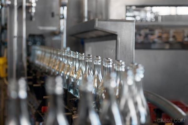 
                    
	 


	圖片來自“123rf.com.cn”


	


	【編者按】毫無疑問，我國是消費品生產(chǎn)大國，消費品品牌和廠商不計其數(shù)，而這部分企業(yè)是又制造業(yè)集中度最低，智能化改造最復雜、難度最大的群體。通過文中列舉的輕工業(yè)企業(yè)案例不難看出，像哇哈哈、茅臺這樣的大品牌，工廠改造依然在信息化階段，距離“大數(shù)據(jù)”、“人工智能”這樣的概念還有相當遠的距離